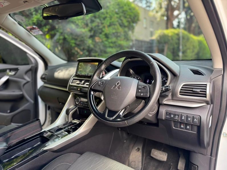 
								Mitsubishi Eclipse Cross full									