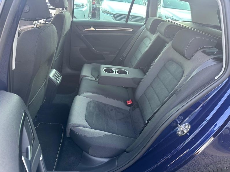 
								Volkswagen Golf full									