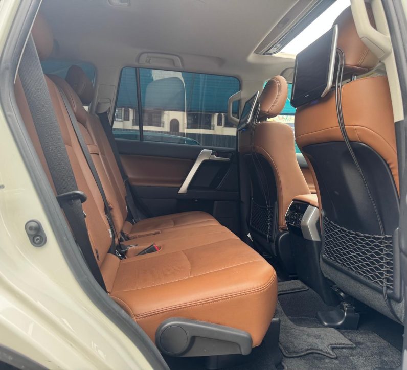 
								Toyota Land Cruiser Prado TXL full									