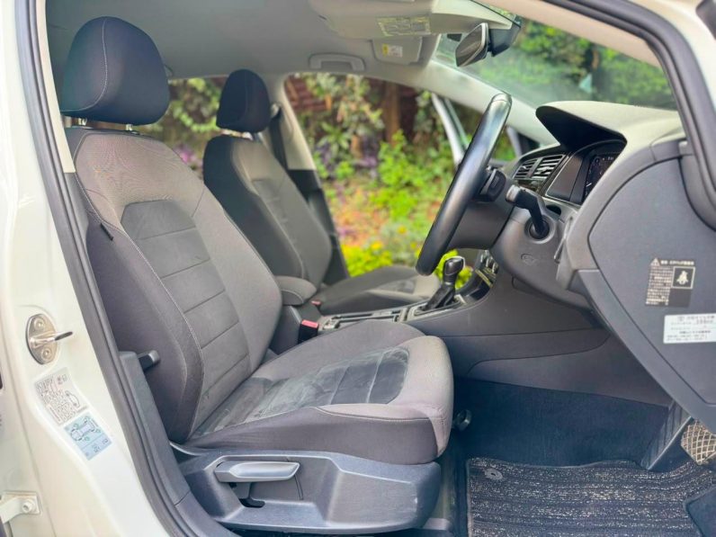 
								Volkswagen Golf full									