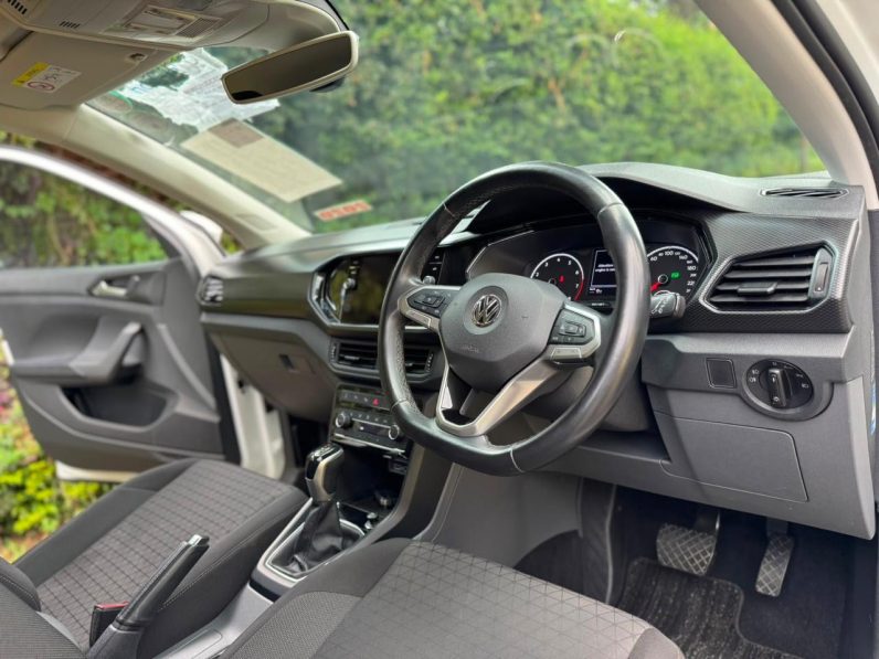 
								Volkswagen T-Cross full									