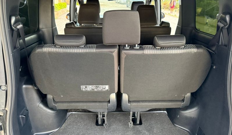 
								Toyota Voxy full									