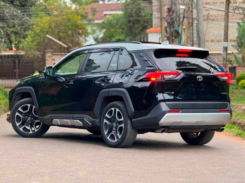 
								Toyota RAV4 full									