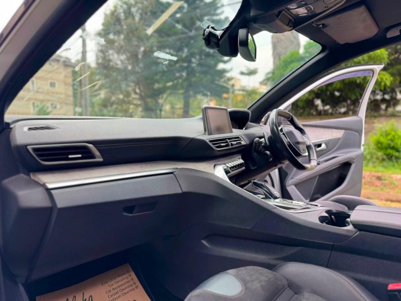 
								Peugeot 5008 GT full									