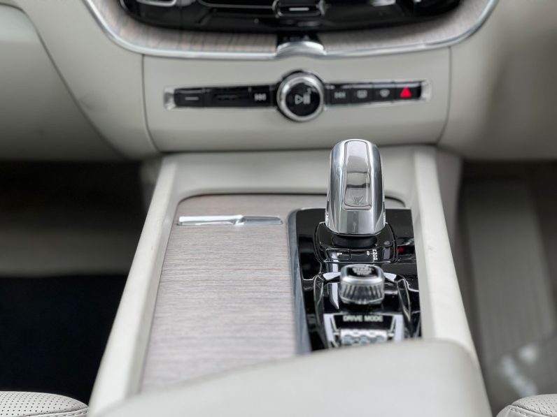 
								Volvo XC60 T8 full									