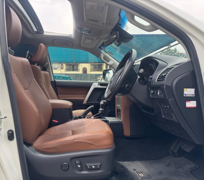 
								Toyota Land Cruiser Prado TXL full									