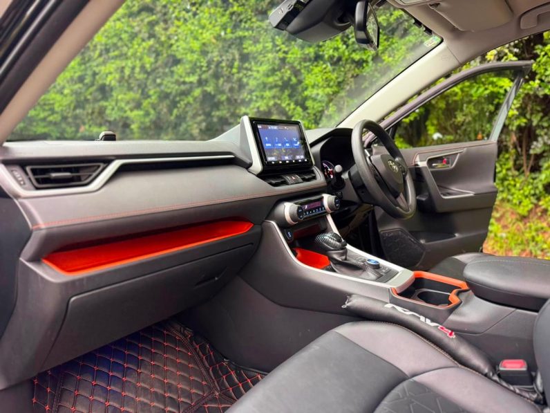 
								Toyota RAV4 full									