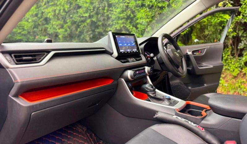 
								Toyota RAV4 full									