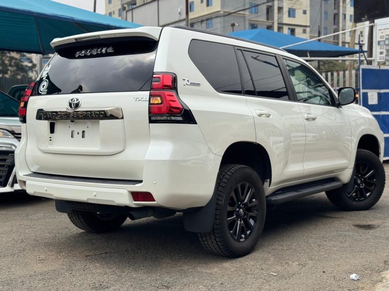 
								Toyota Land Cruiser Prado TXL full									