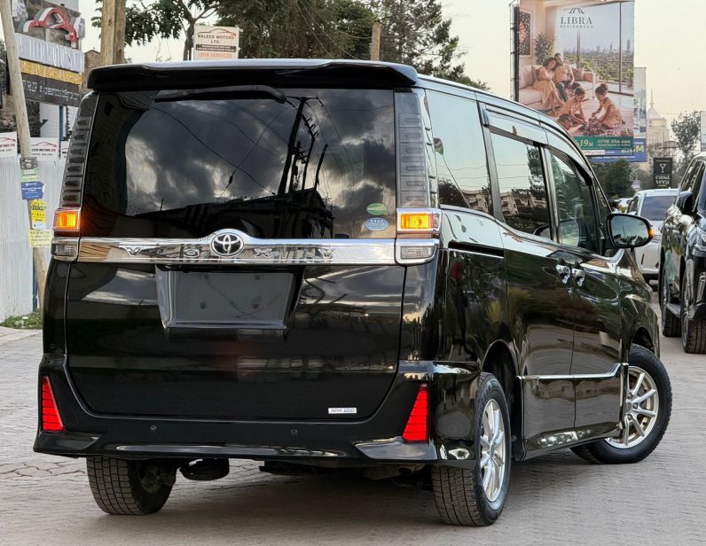 
								Toyota Voxy full									