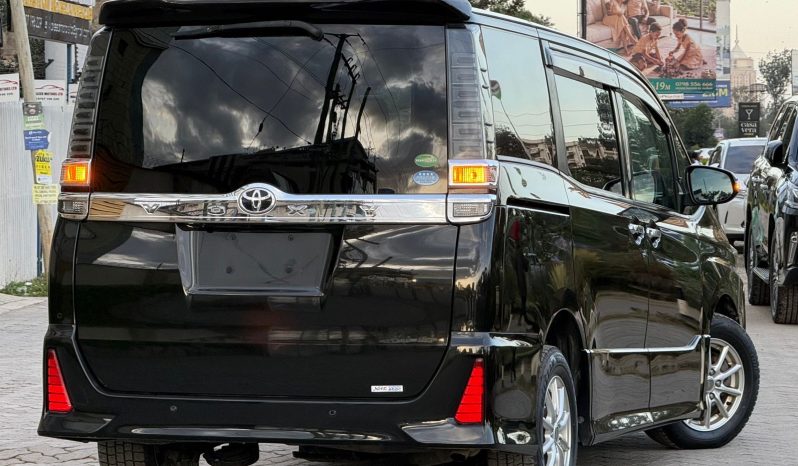
								Toyota Voxy full									