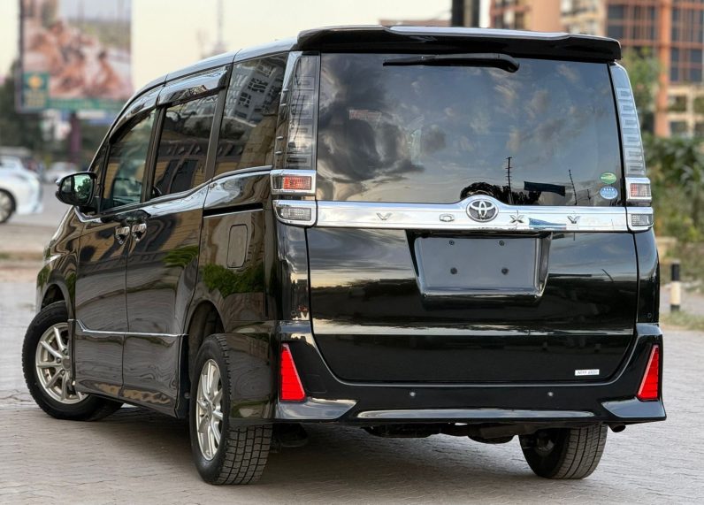 
								Toyota Voxy full									