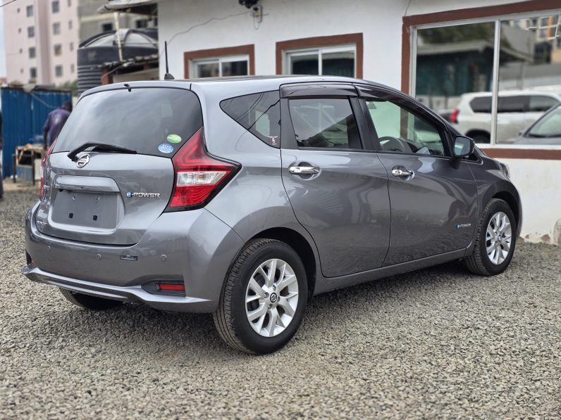 
								Nissa Note E-power full									