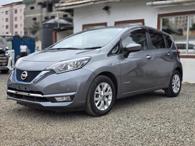 
								Nissa Note E-power full									