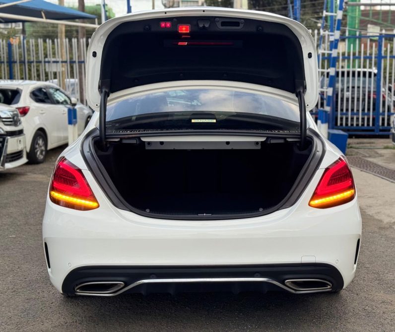 
								Mercedes Benz C200 full									