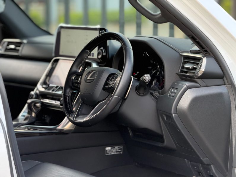 
								Lexus LX600 full									
