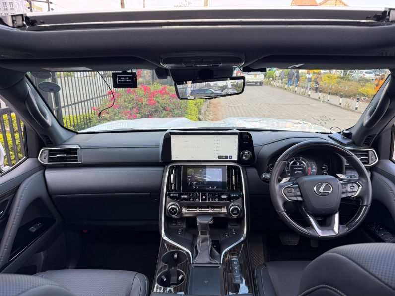 
								Lexus LX600 full									