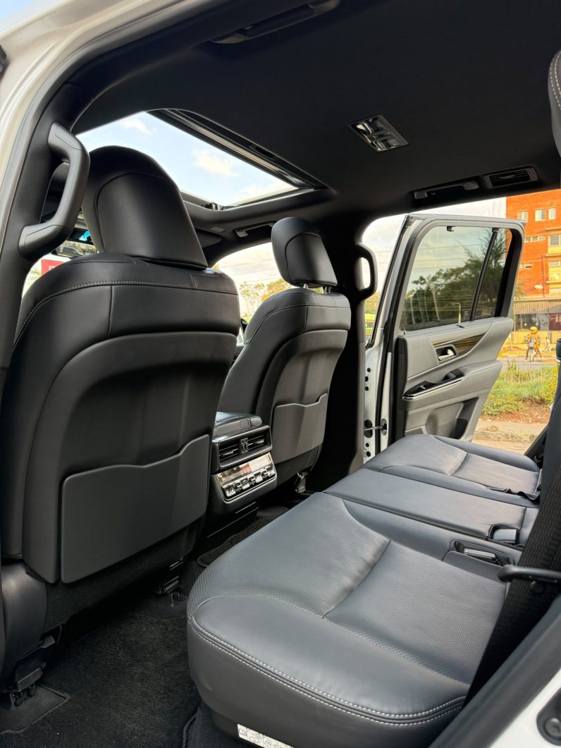 
								Lexus LX600 full									