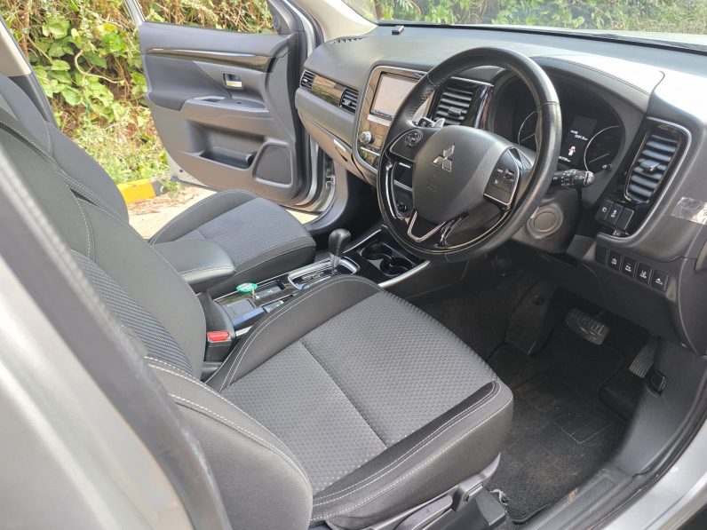 
								Mitsubishi Outlander full									