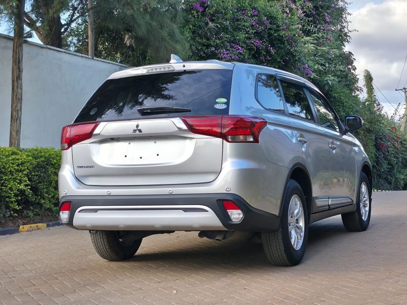 
								Mitsubishi Outlander full									