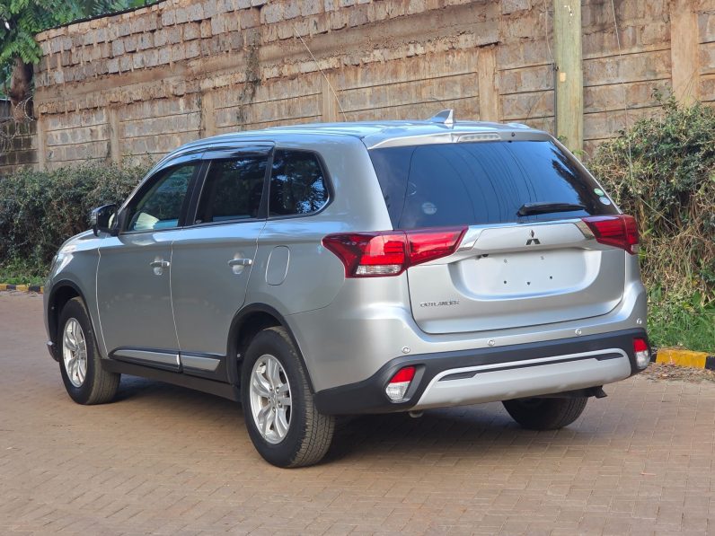 
								Mitsubishi Outlander full									