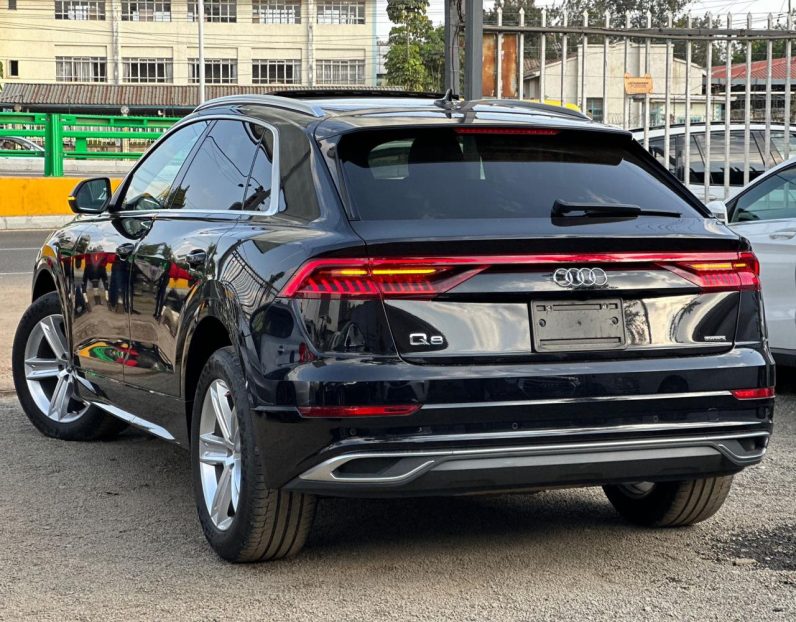 
								Audi Q8 full									