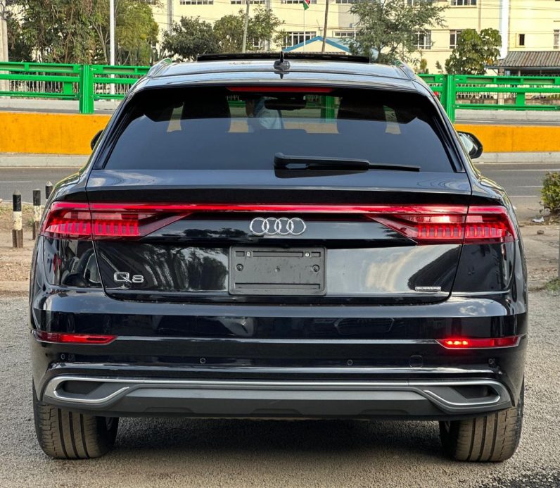 
								Audi Q8 full									