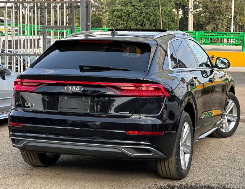 
								Audi Q8 full									