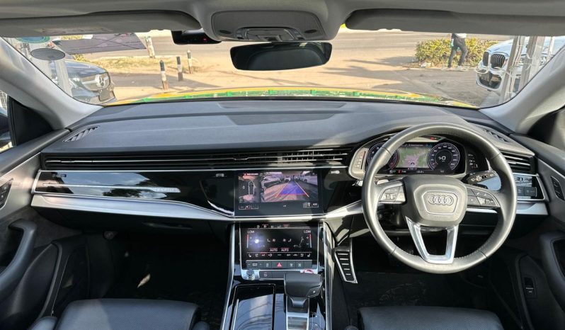 
								Audi Q8 full									