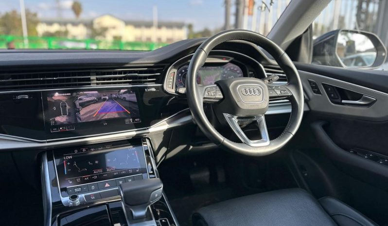 
								Audi Q8 full									