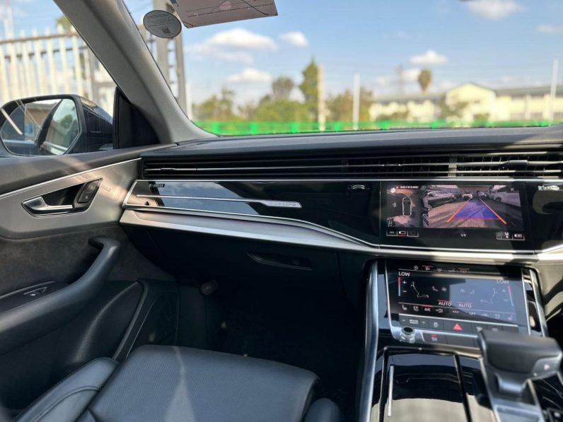 
								Audi Q8 full									
