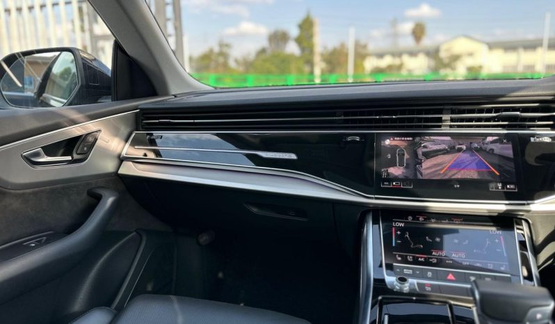 
								Audi Q8 full									