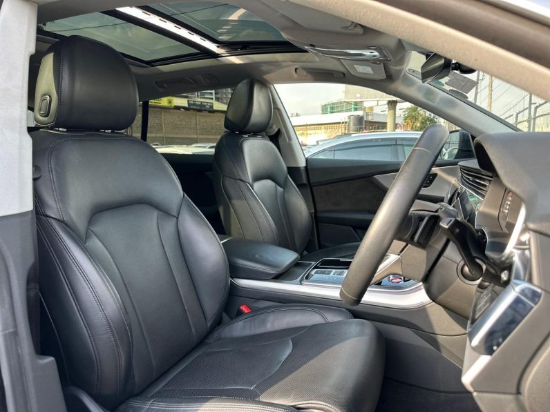 
								Audi Q8 full									