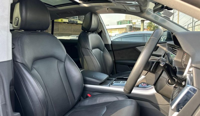 
								Audi Q8 full									