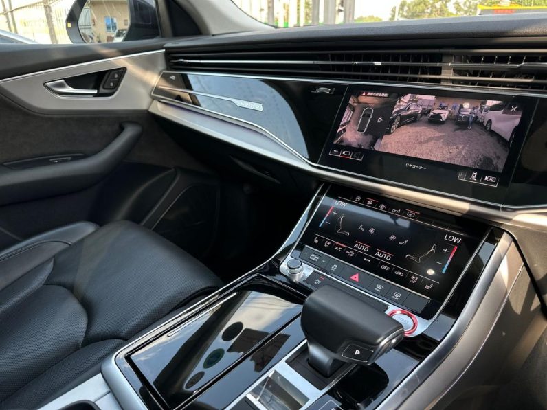 
								Audi Q8 full									