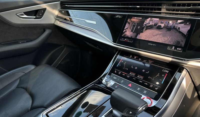 
								Audi Q8 full									