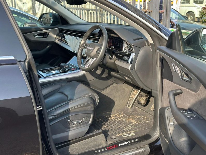 
								Audi Q8 full									