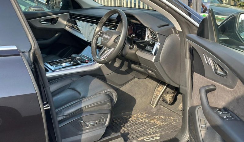 
								Audi Q8 full									