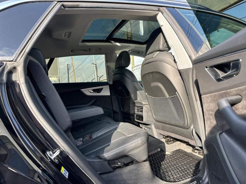 
								Audi Q8 full									