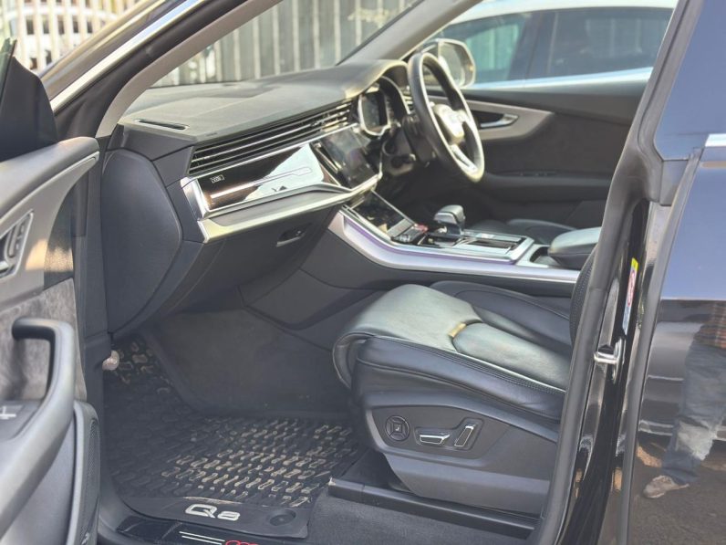 
								Audi Q8 full									