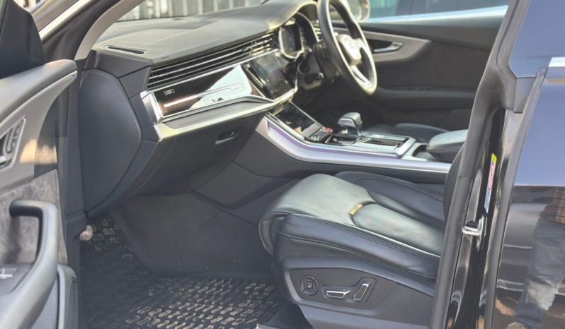
								Audi Q8 full									