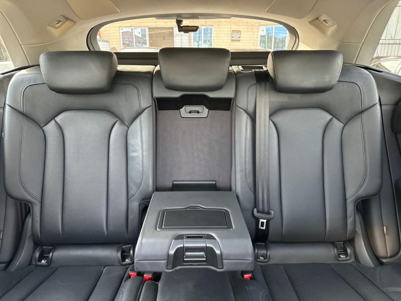 
								Audi Q8 full									