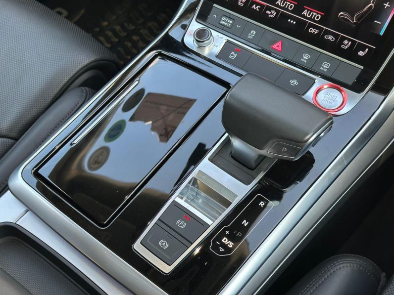 
								Audi Q8 full									