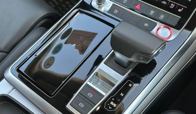 
								Audi Q8 full									