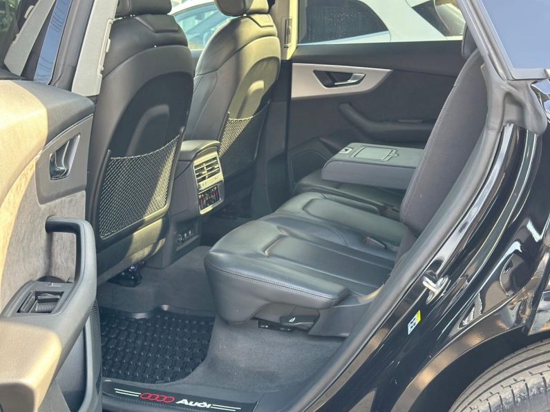 
								Audi Q8 full									