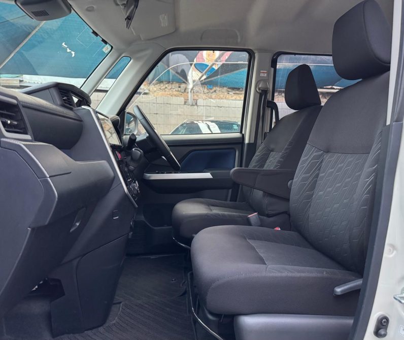 
								Toyota Roomy full									