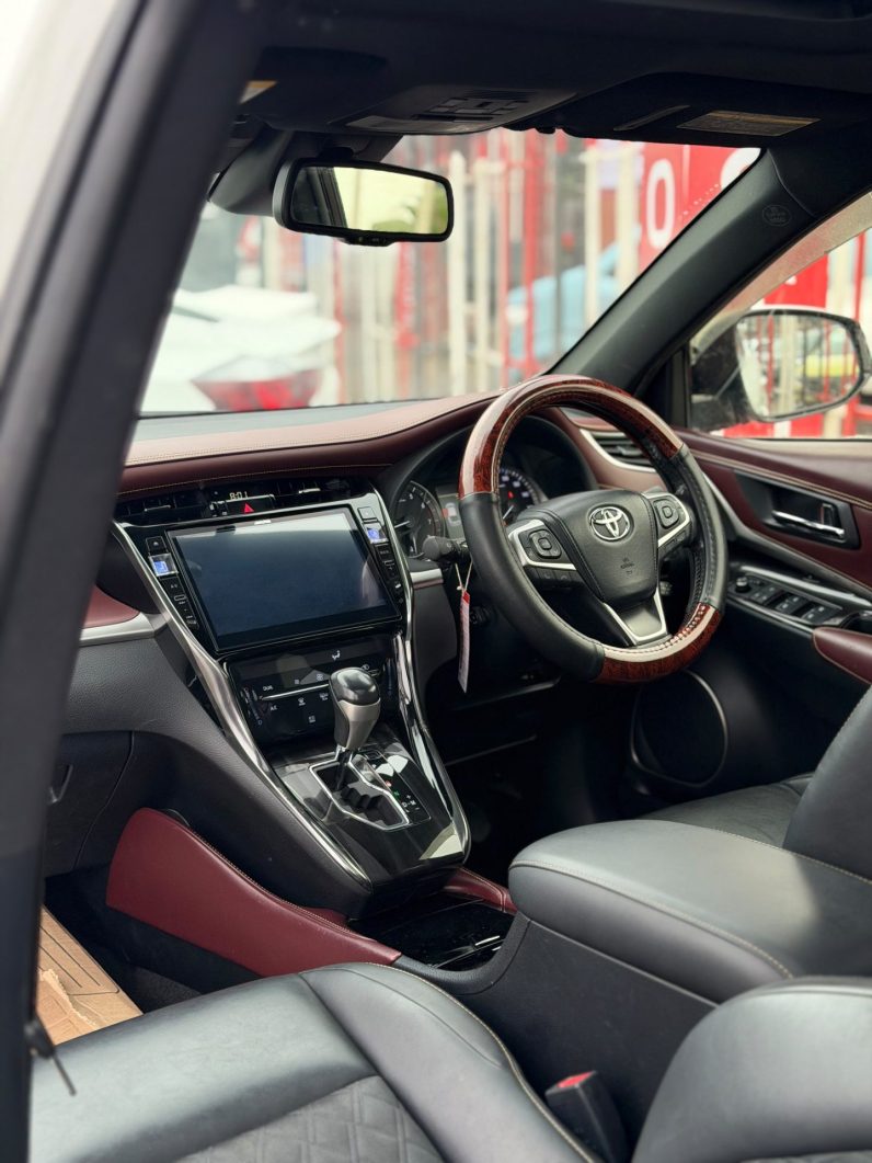 
								Toyota Harrier full									