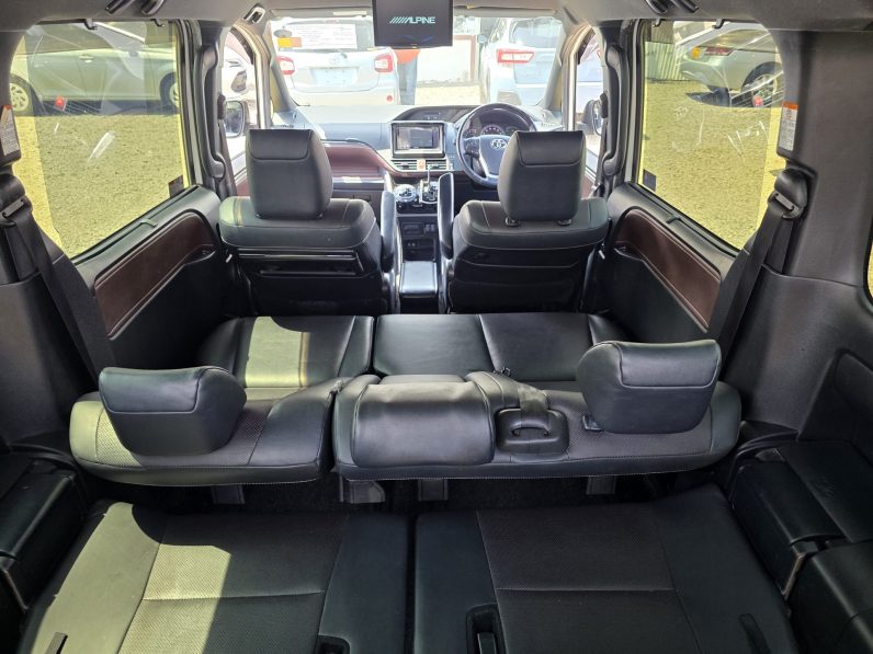 
								Toyota Esquire full									