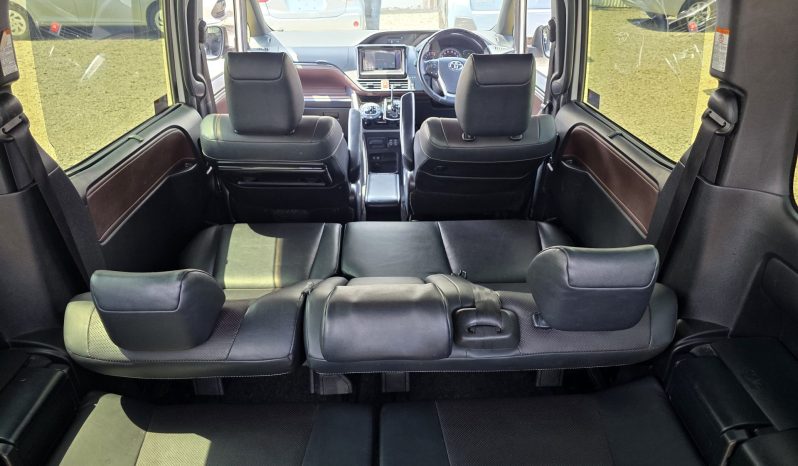 
								Toyota Esquire full									