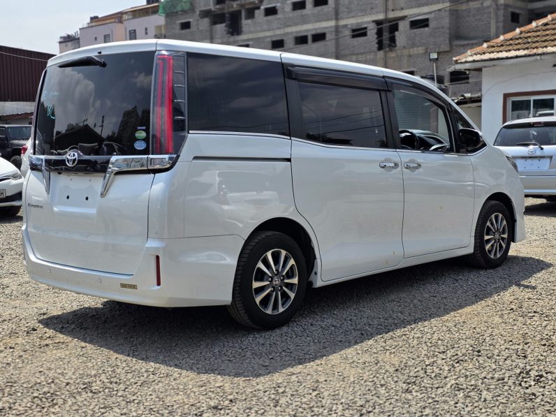 
								Toyota Esquire full									